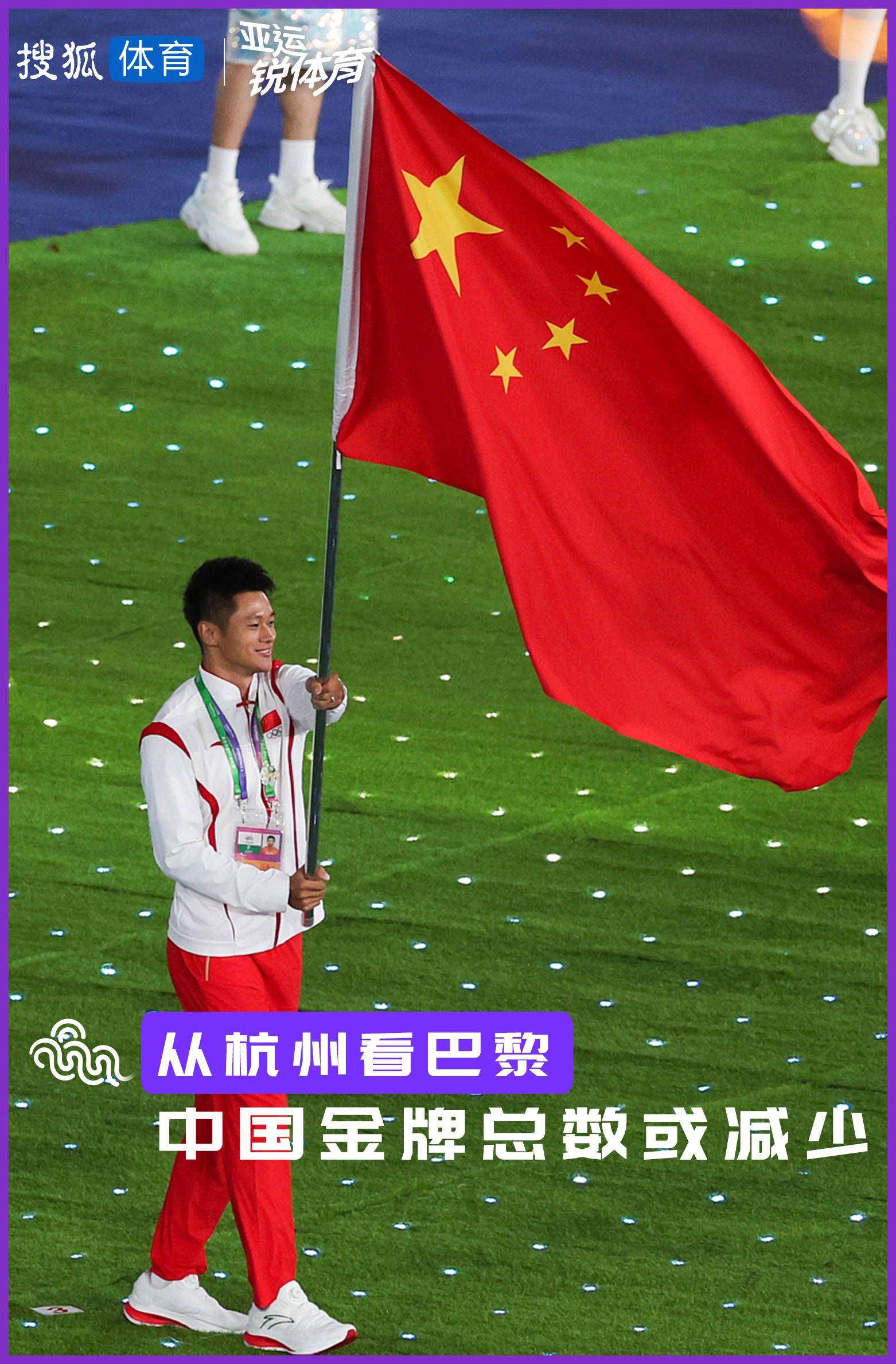 随着白衣男子的出拳，以他为圆心掀起一股气浪，逼得四周的雨水都不由自主向后散开。
